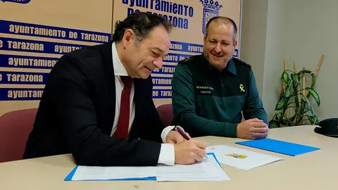 El Alcalde de Tarazona, Luis Jos&eacute; Arrechea y el Coronel Jefe de la Comandancia, Jos&eacute; Antonio Mingorance firmaron el procedimiento