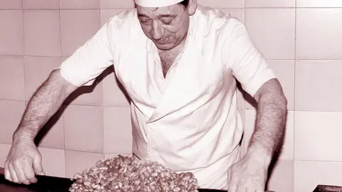 Jos&eacute; Mar&iacute;a Zuazu de Pasteler&iacute;a Zuazu, haciendo turr on de almendras
