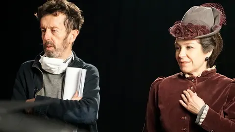 Miguel &Aacute;ngel Calvo Buttini junto a la actriz que interpreta a Emilia