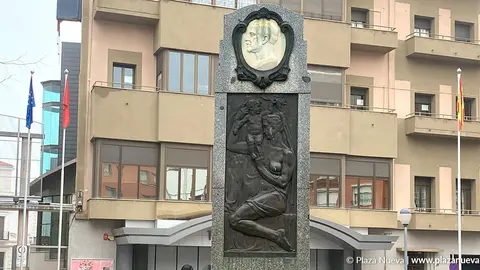 Monumento dedicado a la figura de M&eacute;ndez Vigo frente al teatro Gaztmabide de Tudela