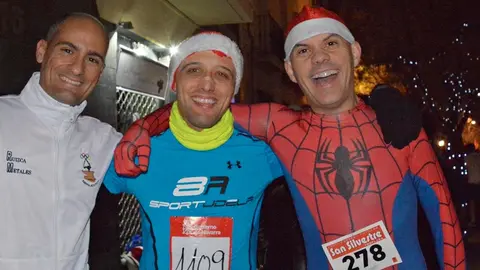 San Silvestre 2022 40 Paul Corella Mart&iacute;nez con amigos 1291