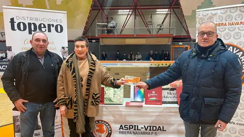 Luis Navarro, Milagros Tabuenca y Alberto Ram&iacute;rez, junto a la cesta
