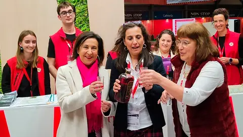 Consuelo Urmeneta Resa brindando en FITUR con la ministra Margarita Robles