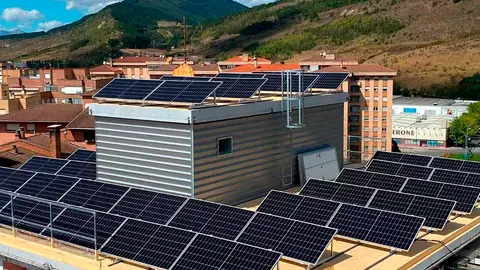 Edificio vecinal con placas