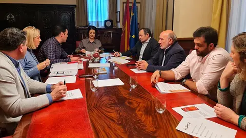 Reuni&oacute;n mantenida por el alcalde de Tarazona, Luis Jos&eacute; Arrechea, junto a la alcaldesa de Teruel, Emma Buj, y el alcalde de Calatayud, Jos&eacute; Manuel Aranda, acompa&ntilde;ados todos ellos por sus respectivos equipos