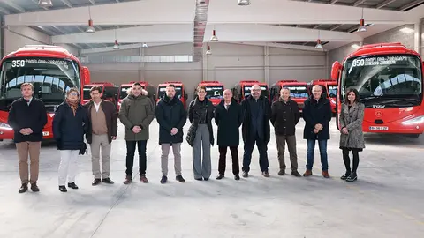 Autoridades del Gobierno de Navarra as&iacute; como representantes municipales de algunas localidades que ser&aacute;n atendidas por la nueva concesi&oacute;n de transportes