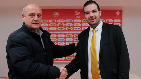 Jos&eacute; Luis Ruiz, fundador y primer presidente del Ribera, estrechando la mano al nuevo presidente del club, Ram&oacute;n L&aacute;zaro