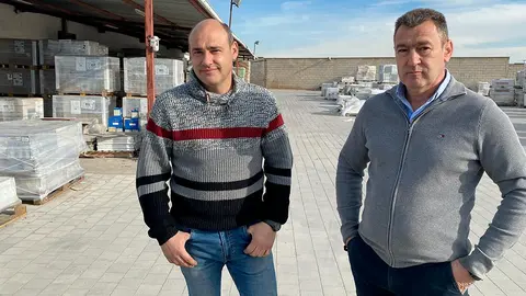 Los hermanos Iv&aacute;n y Tomas Lizar en su nave