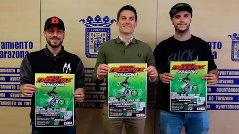 El concejal de Deportes, Pablo Escribano, acompa&ntilde;ado de los organizadores y pilotos del espect&aacute;culo, Rayco D&iacute;az Rovirahan y Sa&uacute;l Mengual Dur&aacute;n