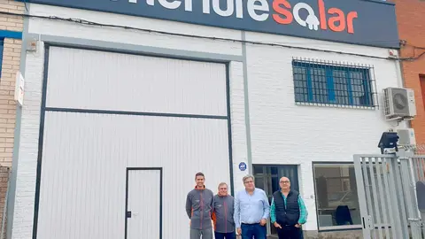 Fachada EnchufeSolar Norte con Rafael Velasco, Luis Monge, Juan Cruz y Luis Dur&aacute; (de izqda. a dcha.)