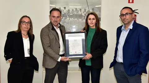 Gemma Lizaldre (Responsable de la implantaci&oacute;n de la norma) y Michel Lumbreras (Director Territorial Navarra La Rioja de AENOR) junto a Ana Jarauta y Miguel &Aacute;ngel Jarauta (Gerentes de Gr&aacute;ficas J. Mar&iacute;n)