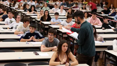 Estudiantes, en una imagen de las pruebas de la EVAU celebrada el a&ntilde;o pasado en la UPNA
