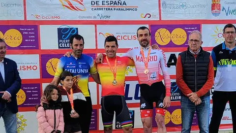 Edu Santas en el centro del podio del Campeonato de Espa&ntilde;a en ruta y CRI celebrado en Viveiro