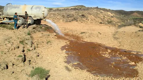 Llenado de agua en una balsa en los alrededores de Tarazona
