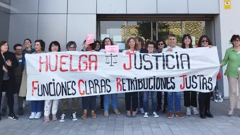 Concentraci&oacute;n del personal funcionario a las puertas de los Juzgados de Tudela