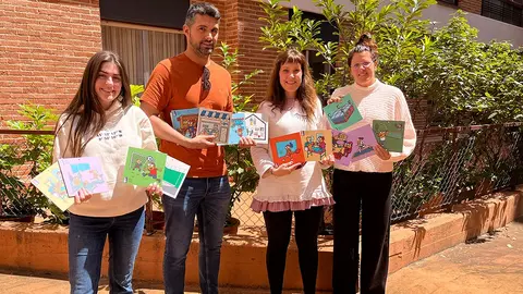 Trabajadoras de ANA sostienen varios pictogramas junto al concejal de Festejos de Andosilla, Mario Murugarren
