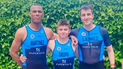 Nathaneal Martinez, Alejandro Crespo y Eduardo Lainez, integrantes del equipo de la SDR Arenas, compitieron en el triatl&oacute;n Half de Pamplona