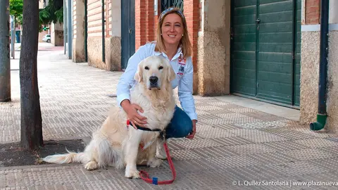 Elizabeth Franc&eacute;s y su perro Klaus