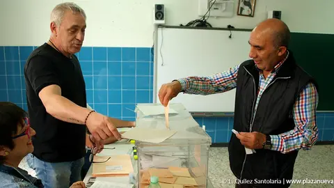 Vecino de Tudela votando en la Anunciata en el 28M