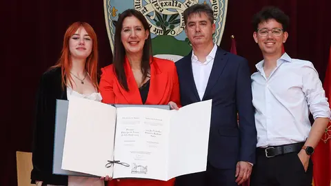 Dolores Redondo junto a su familia