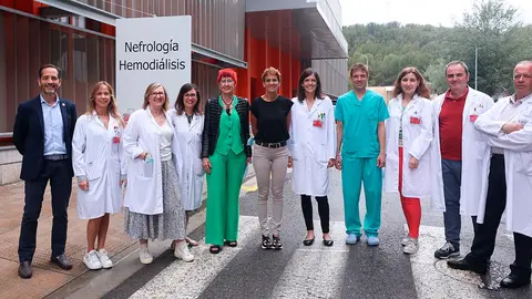 La Presidenta Chivite y la consejera Indur&aacute;in, en el exterior del edificio, con responsables del Hospital