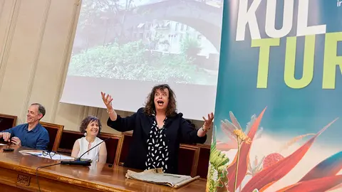 La consejera de Cultura y Deporte, junto al director del Servicio de Acci&oacute;n Cultural y la artista Estefan&iacute;a de Paz