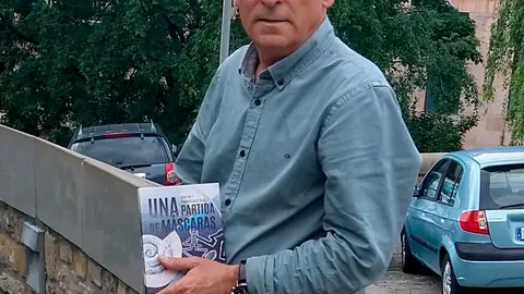 Luis M.&ordf; Rodriguez Elia posa con su libro 'Una partida de m&aacute;scaras'
