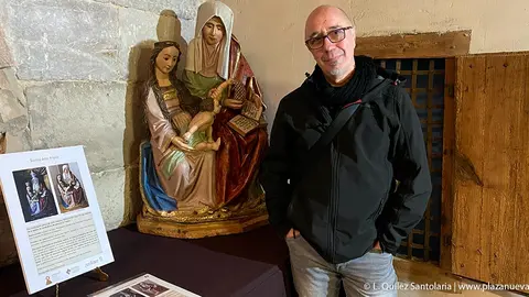 Txutxo Iturbide Elizondo con la talla restaurada de Santa Ana la Vieja