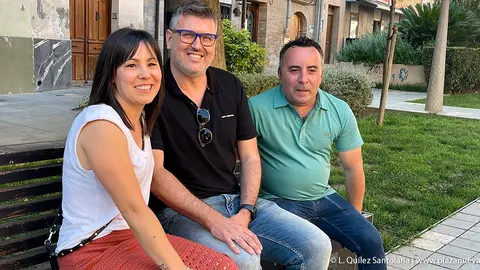 Irene Moneo, Javier Salcedo y Carlos Moneo en un banco de la calle Herrer&iacute;as frente al bar La Cura que exitosamente regentan