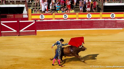 Un momento de la corrida de toros del a&ntilde;o pasado celebrada el d&iacute;a 25 con p&uacute;blico en la plaza tanto en el tendido de sombra como en el de sol