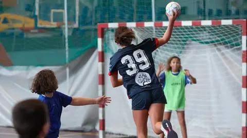 Partido de balonmano en los Juegos Deportivos de Navarra