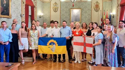Recepci&oacute;n en el ayuntamiento a los j&oacute;venes ucranianos que visitan Navarra para ofrecer conciertos solidarios en Pamplona y Tudela