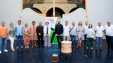 La consejera Esnaola, acompa&ntilde;ada por los comisarios art&iacute;sticos de la exposici&oacute;n y por representantes de la Direcci&oacute;n General de Cultura   Instituci&oacute;n Pr&iacute;ncipe de Viana, de ayuntamientos y de entidades participantes