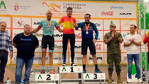 Tito Espada podio