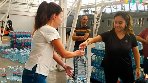 Reparto-de-agua-a-los-vecinos-de-Tarazona-(2)