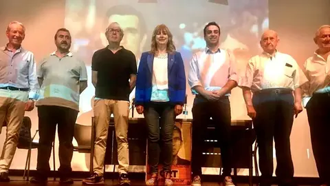 La vicepresidenta Ollo junto al alcalde Bonel, responsables del Instituto Navarro de la Memoria y familiares de &Aacute;ngel Oliver