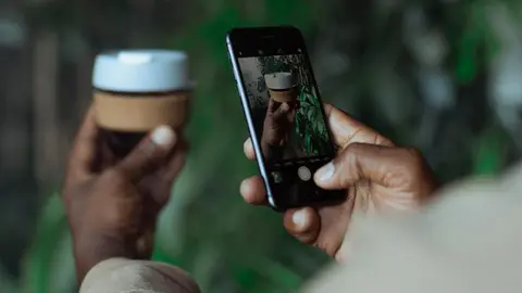 tel&eacute;fono smartphone fotograf&iacute;a cafe subir poster influencer