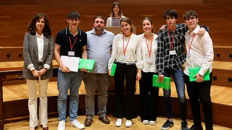 Los estudiantes del IES Benjam&iacute;n de Tudela, equipo ganador de este torneo, posan con el presidente del Parlamento, Unai Hualde, y la vicerrectora Bego&ntilde;a P&eacute;rez Eransus