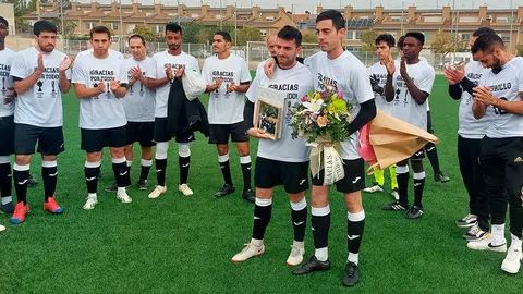 Aitor y Javi recibiendo un ramo de flores de parte de todos los integrantes del Equipo de Pe&ntilde;a La Teba