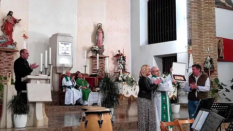 El Padre Ferm&iacute;n mostrando con orgullo el detalle que el Ayuntamiento de Cadreita ha tenido con &eacute;l