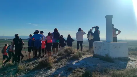 Unos vecinos practicando senderimos en las inmediaciones de la localidad de Ablitas