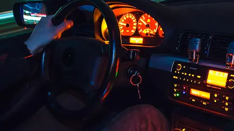conductor noche velocidad coche