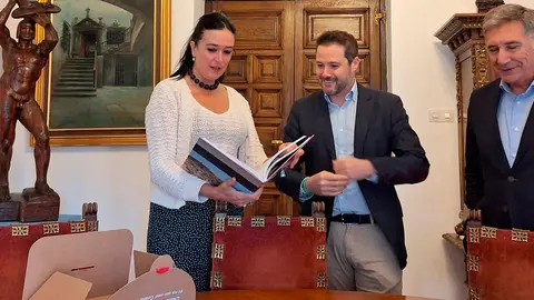 La alcaldesa de Huesca, Lorena Orduna, recibi&oacute; un libro sobre Sancho VII El Fuerte como obsequio institucional