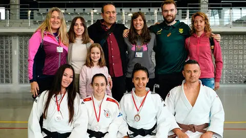 Equipo Judo Club Ribera Navarra con su entrenadora, Maika Burgaleta, y colaboradores del club