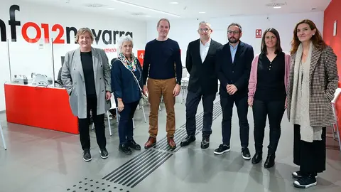 Toya Bernad, Itziar Ayerdi, I&ntilde;aki Pinillos, el vicepresidente Taberna, Joseba Asian, Leticia Gurpegui y Carmen Vall&eacute;s, en su visita a la Oficina de Atenci&oacute;n Ciudadana de Tudela