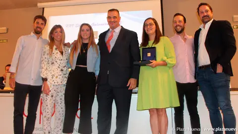 Rafa Loscos entrega premio a la familia Enhol