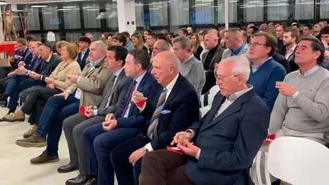 Los consejeros junto con otras autoridades catando el aceite
