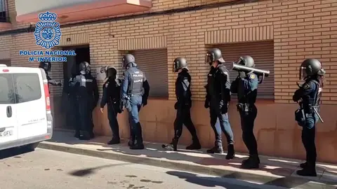 Su principal actividad delictiva era la trata de seres humanos con fines de explotaci&oacute;n laboral de ciudadanos extranjeros, en su mayor&iacute;a ciudadanos senegaleses, captados tanto en su pa&iacute;s de origen como en Espa&ntilde;a