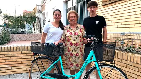Lidia D&iacute;az Arellano junto a sus j&oacute;venes entrevistadores Paloma Fern&aacute;ndez y Gonzalo Ortega