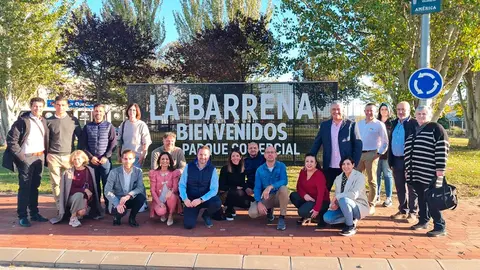 Con letreros como este se pretende impulsar el Parque Comercial La Barrena